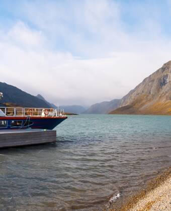 Glide across the stunning Gjende Lake, surrounded by the majestic Jotunheimen mountains, and discover nature spots only accessible by boat.