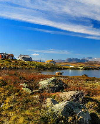 Explore the gorgeous Jotunheimen, painted in the beautiful fall colours!