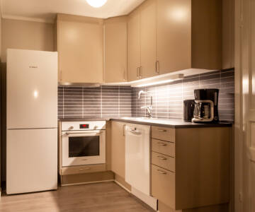 Det fullt utrustade köket gör det enkelt att laga en snabb lunch eller middag.