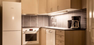 Det fullt møblerte kjøkkenet gjør det enkelt å lage en rask lunsj eller middag.