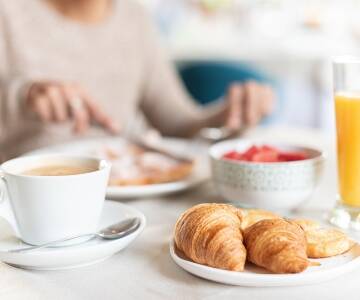 Genießen Sie das tägliche Frühstück, das im Radisson Blu Mountain Resort serviert wird.