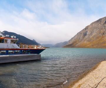 Gleiten Sie über den atemberaubenden Gjende-See, der von den majestätischen Jotunheimen-Bergen umgeben ist, und entdecken Sie Naturgebiete, die nur per Boot erreichbar sind.