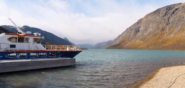 Glid over den fantastiske Gjende-sjøen, omgitt av de majestetiske Jotunheimen-fjellene, og oppdag naturområder som bare er tilgjengelige med båt.
