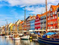 Besuchen Sie den Vergnügungspark Tivoli, flanieren sie durch Strøget oder genießen Sie  einen Aperitif am Nyhavn Hafen.