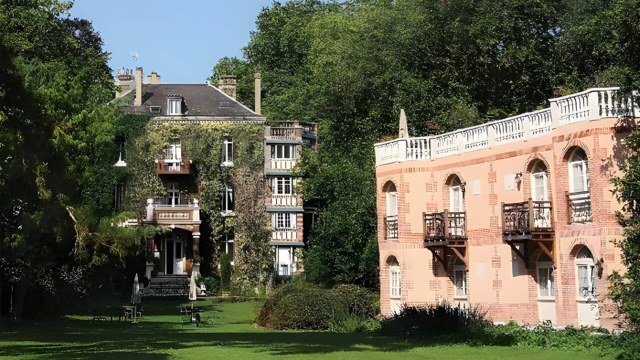 Charmantes 4-Sterne-Hotel in wunderschöner Lage an einem Fluss und inmitten eines Parks.