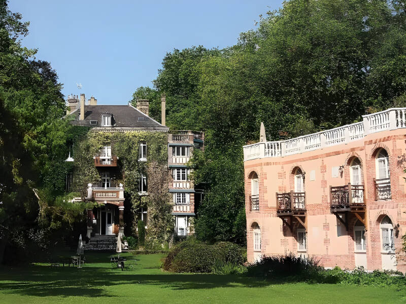Charmantes 4-Sterne-Hotel in wunderschöner Lage an einem Fluss und inmitten eines Parks.