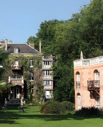 Charmerende 4-stjernet hotel smukt beliggende ved en flod og midt i en park