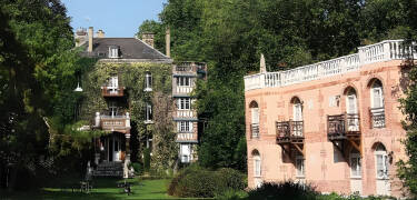 Sjarmerende 4-stjerners hotell med flott beliggenhet ved en elv og midt i en park