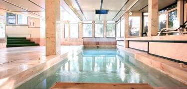 Hotellet har et spa-område med innendørsbasseng, to boblebad, badstue og tyrkisk bad (bassenget kan benyttes gratis, men for å bruke spa-området må du betale et gebyr)