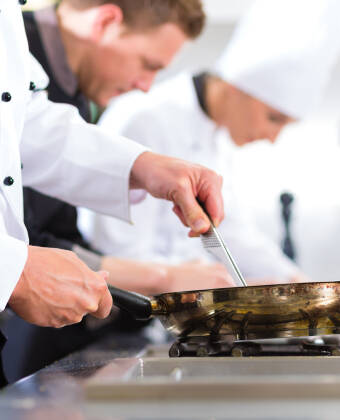 Hotellrestauranten serverer både franske og internasjonale retter.