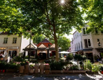 Lyngby Hovedgade, Kongens Lyngbys pulserende hjerte, byder på førende shopping, charmerende caféer og over 100 butikker i Lyngby Storcenter.