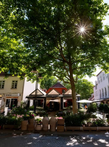 Lyngby Hovedgade, det pulserande hjärtat i Kongens Lyngby, erbjuder förstklassig shopping, charmiga kaféer och över 100 butiker i Lyngby Storcenter.