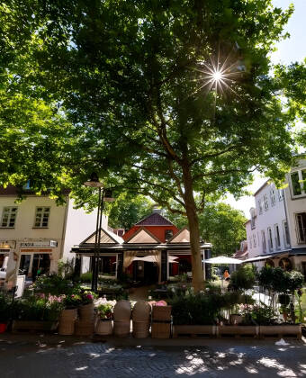 Lyngby Hovedgade, det pulserande hjärtat i Kongens Lyngby, erbjuder förstklassig shopping, charmiga kaféer och över 100 butiker i Lyngby Storcenter.