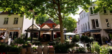 Lyngby Hovedgade, det pulserande hjärtat i Kongens Lyngby, erbjuder förstklassig shopping, charmiga kaféer och över 100 butiker i Lyngby Storcenter.