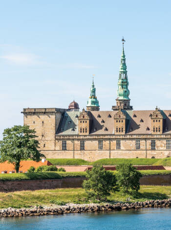 Besök det magiska slottet Kronborg som är känt över hela världen som Hamlets slott och finns med på UNESCO:s världsarvslista.