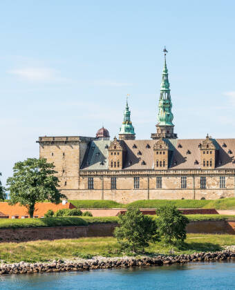 Besuchen Sie das magische Schloss, das in der ganzen Welt als Hamlets Schloss bekannt ist. Kronborg ist ein Schloss der Extraklasse und gehört zum UNESCO-Weltkulturerbe.