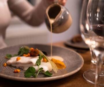 Restauranten serverer utsøkte måltider i et prisbelønt matkonsept, og har blitt tildelt det økologiske spisemerket i sølv for sitt miljøvennlige fokus.
