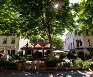 Lyngby Hovedgade, det pulserande hjärtat i Kongens Lyngby, erbjuder förstklassig shopping, charmiga kaféer och över 100 butiker i Lyngby Storcenter.
