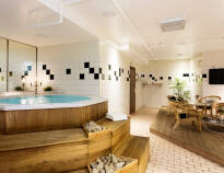 Hotellet har et hyggeligt relaxområde med boblebad og sauna samt et fitnessrum med et godt udvalg af forskellige træningsmaskiner.