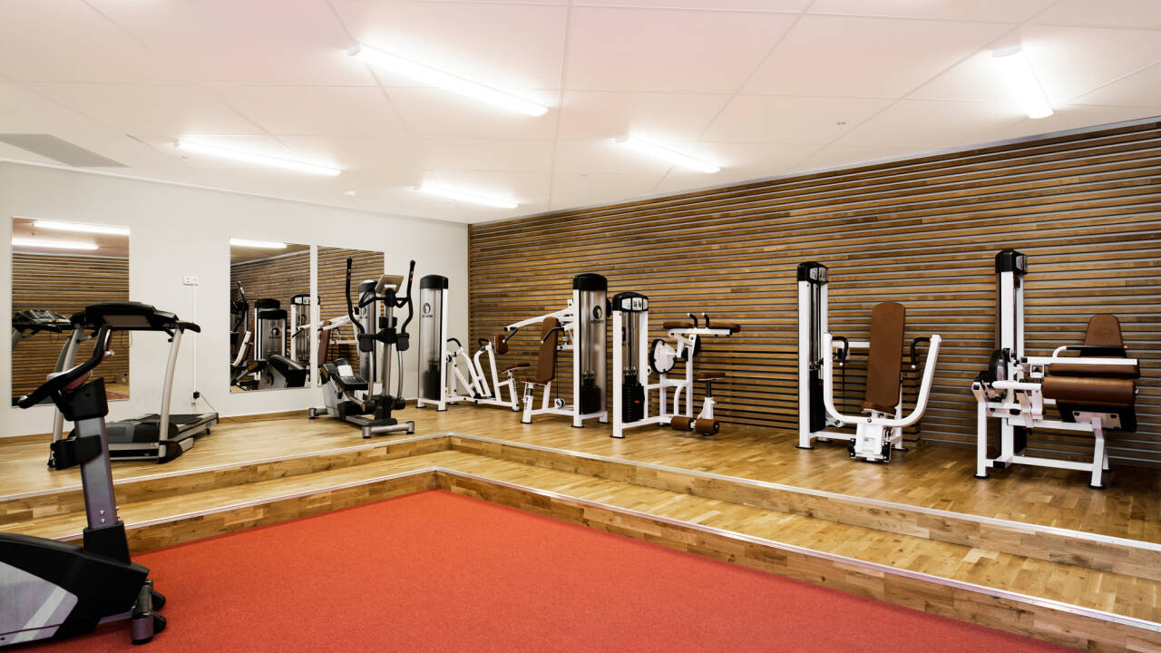 I kan træne og få pulsen op i hotellets moderne fitnessrum, hvor der er mange forskellige maskiner og faciliteter.