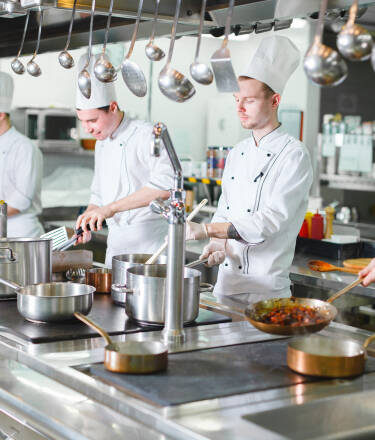 I hotellets vakre og innbydende restaurant, venter gastronomiske opplevelser i særklasse.