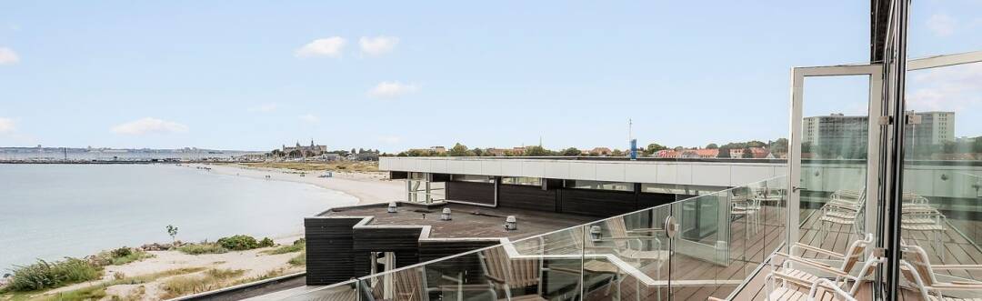 Unna er det lilla extra med ett hotellrum med balkong och havsutsikt.