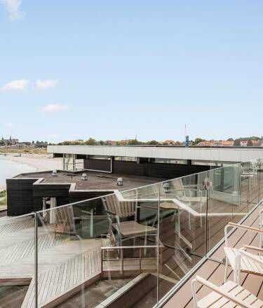 I bor tæt på havet, og mange af hotellets værelser har balkon og en fantastisk havudsigt.