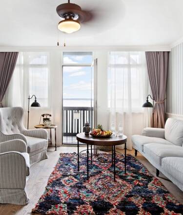 Nyd et skønt ophold med uformel luksus, lækker mad og spændende oplevelser på et af landets ældste strandhoteller.