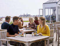 Das Hotel liegt einmalig schön, direkt vor der Øresundküste, im charmanten Stadtteil Helsingør in Marienlyst.