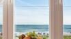 Fra hotellets restaurant kan I nyde en fantastisk udsigt til havet.