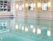Hotelgäste haben freien Zugang zu Schwimmbad und Sauna im benachbarten Hotel Hohe Wacht.