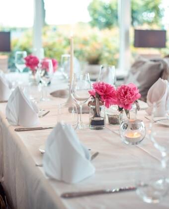 Genießen Sie die Atmosphäre, während Sie das Abendessen in dem gemütlichen und hellen Restaurant essen.
