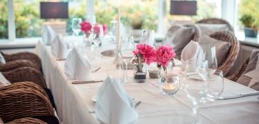 Nyd atmosfæren mens I spiser middag i den hyggelige og lyse restaurant.