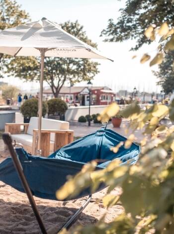 Släng er i hängmattan efter en upplevelserik dag fylld med sightseeing, sol och bad.