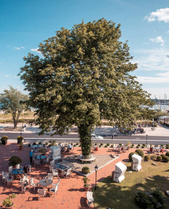 Nyd livet og det gode vejr på hotellets store terrasse med udsigt til havet.