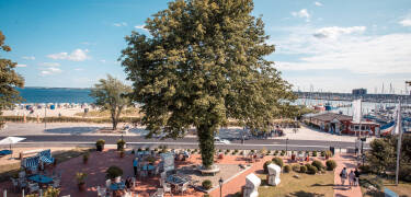 Genießen Sie das Leben und das gute Wetter auf der großen Terrasse mit Gartenausblick.