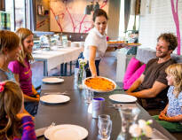 Spis masser af god mad i hyggelige omgivelser og nyd f.eks. en lækker pizza i den familievenlige restaurant 'Tunet'.