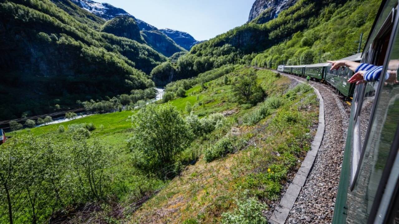 Tag en tur med Flåmsbanen, som er en af Norges største seværdigheder og en af Europas stejleste jernbaner.