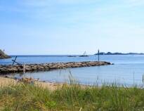 Besök den vackra stranden Sjøsanden på Furulunden.