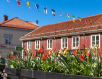 Gränna ist der Inbegriff schwedischer Idylle - mit schönen Holzhäusern, Gärten und gepflasterten Straßen. Sehen Sie bei der Herstellung der Polkagris-Süßigkeiten zu.