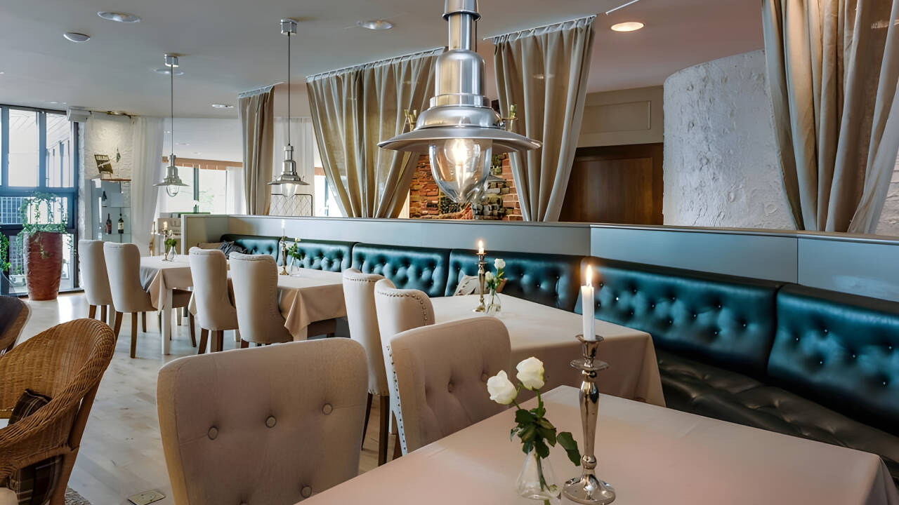 Genießen Sie köstliche Speisen in einem eleganten Restaurant.