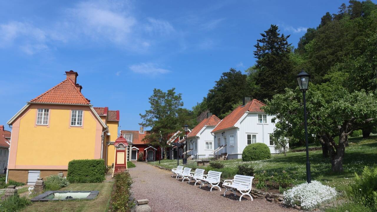 Gränna ist der Inbegriff schwedischer Idylle - mit schönen Holzhäusern, Gärten und gepflasterten Straßen. Sehen Sie bei der Herstellung der Polkagris-Süßigkeiten zu.