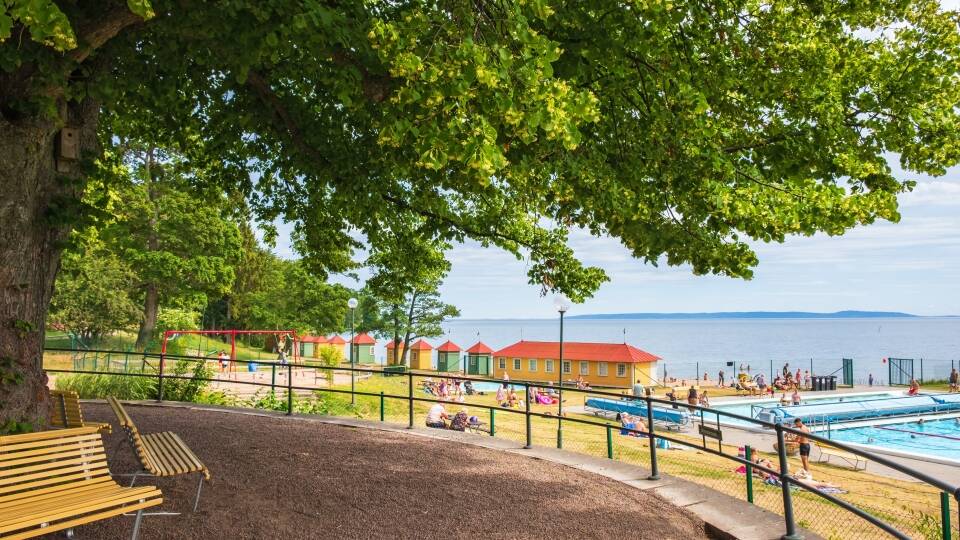 Hotel Bellevue Hjo enjoys a fantastic location by Lake Vättern and the marina in the lush city park.