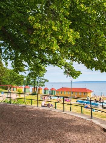 Hotel Bellevue Hjo har ett fantastikt läge vid Vättern och småbåtshamnen i den lummiga stadsparken