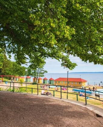 Hotel Bellevue Hjo har ett fantastikt läge vid Vättern och småbåtshamnen i den lummiga stadsparken