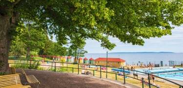 Hotel Bellevue Hjo har en fantastisk beliggenhet ved Vättern og lystbåthavnen.