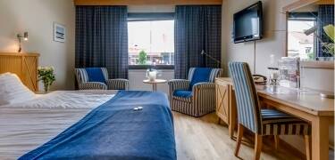 Nyt hotellets hyggelige atmosfære med lyse og friske rom og fellesområder.