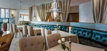 Nyt deilige måltider i en elegant restaurant.
