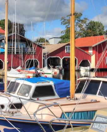Upplev det livliga hamnlivet med båtar, utsikt över vattnet och en äkta kustkänsla.