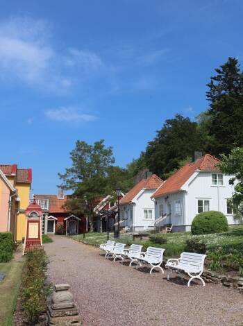 Gränna ist der Inbegriff schwedischer Idylle - mit schönen Holzhäusern, Gärten und gepflasterten Straßen. Sehen Sie bei der Herstellung der Polkagris-Süßigkeiten zu.